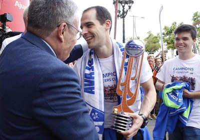 L'alcalde saluda el capità, Andreu Tomàs, que du la Copa CERS a les mans, a l'entrada a la Paeria.