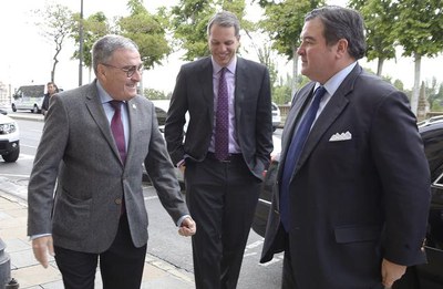 L'alcalde ha rebut als representants d'EEUU a la seva arribada a l'ajuntament.