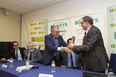 L'alcalde ha entregat un obsequi a Domingo García, que deixa la direcció de l'agència de l'ONCE de Lleida després de 8 anys.