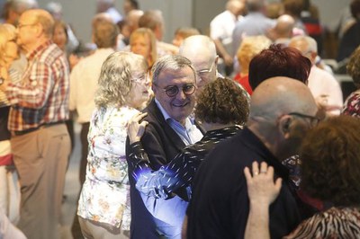 L'alcalde, À. Ros, ha saludat el col·lectiu de gent gran que avui ha participat en el Ball de la festa major, a la Llotja.