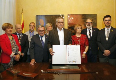 El pregoner, Perico Pastor, ha firmat al Llibre d'Honor de l'Ajuntament de Lleida.