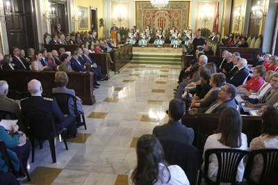 El Saló de Plens s'ha omplert de gom a gom per presenciar el pregó inaugural de les Festes.