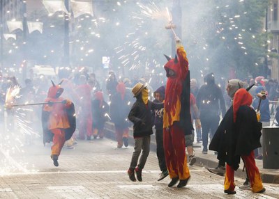 El correfoc infantil, aperitiu del dels grans en la nit de foc.