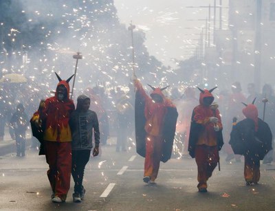 Espurnes i foc dels diables pels carrers de Lleida.