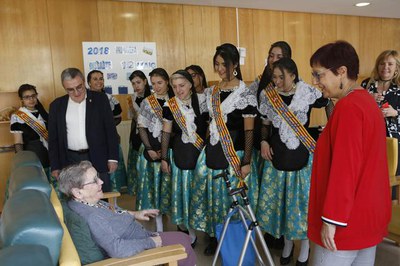 L'alcalde Ros i les pubilles conversant amb una usuària de la Llar de Sant Josep.