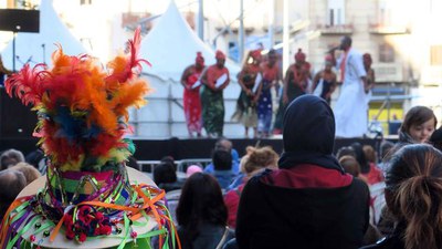 El col·lectiu de migrants del FOCCS ha dut les seves danses fins a la plaça Ricard Viñes.