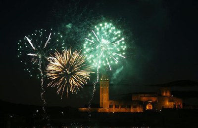 La Seu Vella il·luminada pels focs artificials.