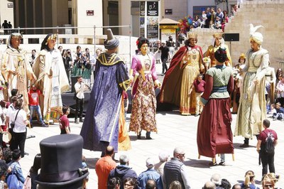 Vint-i-sis colles de gegants han ballat a la plaça Sant Joan.