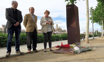 La regidora Sara Mestres, amb els regidors Paco Cerdà i Daniel Rubio, en l'ofrena floral aquesta tarda en memòria de l’alliberament del camp de Mauth….