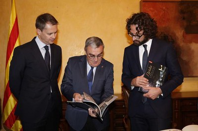 L'alcalde, À.Ros, ha rebut al cònsol general de França a Barcelona, Cyril Piquemal, i li ha explicat la programació de l'Any Viñes i de la Petite Gal….