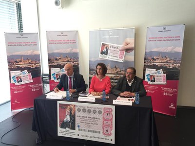 El tinent d’alcalde i regidor de Promoció de la Ciutat, Rafel Peris, amb la presidenta de Loterías y Apuestas del Estado, Inmaculada García, i del pr….