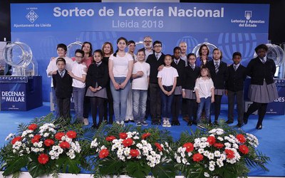 En finalitzar el sorteig els nens i nenes participants s'han fet una foto conjunta amb les autoritats i organitzadors.