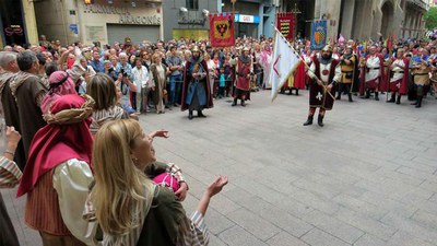 El públic ha omplert la plaça Paeria per seguir la representació de les Ambaixades.