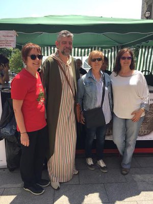 La tinent d'alcalde Montse Parra amb el president de l'Associació i les capitanes d'ambdós durant el vermut medieval bàndols.