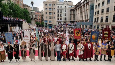 Al matí, la plaça Sant Joan ha aplegat bandes i comparses.