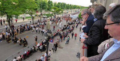 Els paers han seguit la desfilada des del balcó de la Paeria.