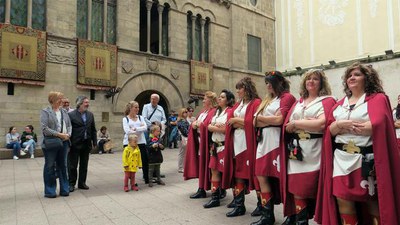La tinent d'alcalde Montse Parra ha presenciat la desfilada infantil i de les bandes a la plaça Paeria.