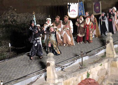 Les dues capitanes lluitant amb les espases.