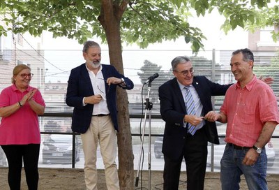 Magraners ha estrenat avui la pista de bitlles i petanca que la Paeria ha rehabilitat en el pati posterior del Centre Cívic del barri.