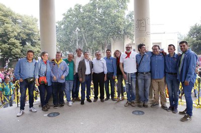 L'alcalde i els regidors amb la nova junta de la Fecoll, que s'estrena en aquest Aplec.