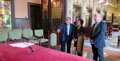 Contemplant el retaule de la Verge dels Paers.