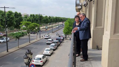 L'alcalde donant explicacions a la cònsol sobre la ciutat des del balcó de la Paeria.