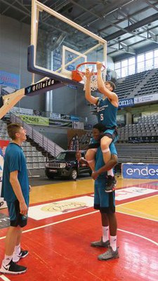 El millor jugador de la final, Ruben López, va tallar la xarxa d'una cistella d'una porteria com a record.