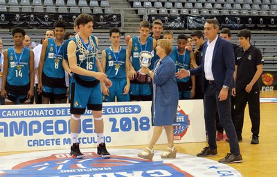 La regidora d'Esports, Montse Parra, lliura el trofeu als campions.