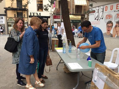 La tinent d'alcalde Montse Parra i la regidora Rosa M. Salmerón han saludat els participants en la jornada de la Ciència al Carrer.