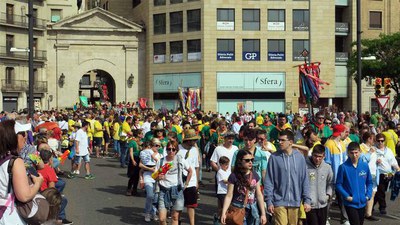 Ambient al Pont Vell amb l'agrupament de les colles.