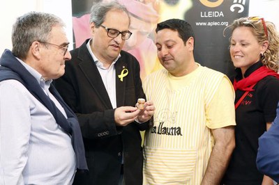 El president de la Fecoll mostrant al president Torra la placa de cava que l'aplec ha dedicat enguany al Museu de Lleida.