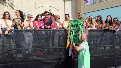 La imposició d'escarapel·les, primer acte de la jornada.