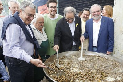 L'alcalde ha acompanyat el president de la Generalitat en la visita a les diferents colles.