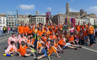 Les penyes han desfilat pel Pont Vell abans d'entrar al recinte dels Camps Elisis.