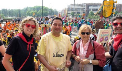 Les tinents d'alcalde Mínguez i Parra amb el president de la Fecoll han estat els encarregats de penjar les escarapel·les als penons de les colles.