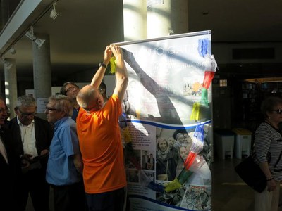 Un cop acabat l'homenatge, s'han penjat les tires tibetanes al costat d'un plafó en memòria de Garra.