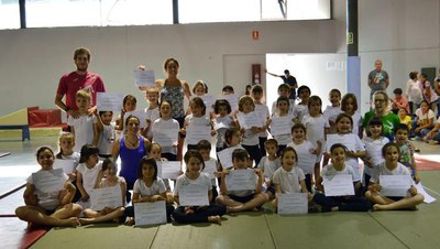 Els i les alumnes participants en l'Escola reben un diploma acreditatiu.