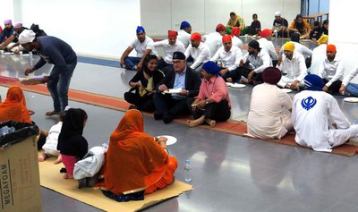 Abans de la celebració religiosa, els participants comparteixen aliments.