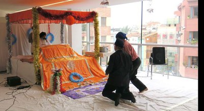 La festivitat Baisakhi es realitza al voltant del Guru Granth Sahib, el llibre sagrat Sikh.
