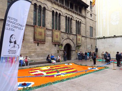 El Patronat del Corpus de Lleida ha realitzat deu catifes de flors al carrer Major i a la plaça Paeria.