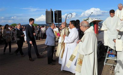 L'alcalde ha saludat al bisbe Salvador en finalitzar la processó.