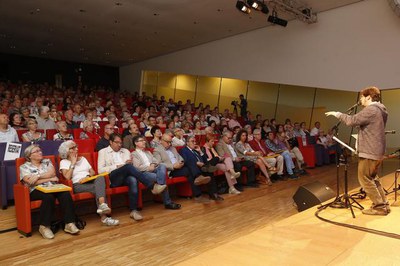 Recitals pòetics de Josep Pedrals i Laia Noguera a la cloenda del programa d'activitats de la Paeria per a la gent gran, a la Llotja.