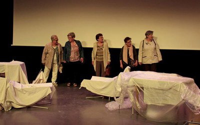 El programa municipal de suport als cuidadors no professionals inclou per segon any el taller de creativitat, a través del qual han estrenat les obre….