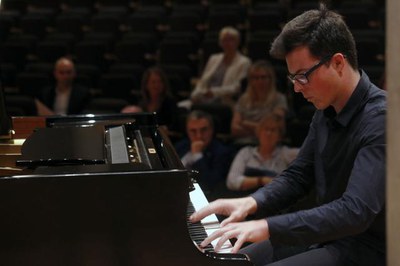 Fotografia de la presentació de la XXIII edició del Concurs Internacional de Piano Ricard Viñes.