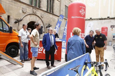 L'alcalde, amb el director de la cursa i la regidora d'Esports, en el punt de control de signatures.