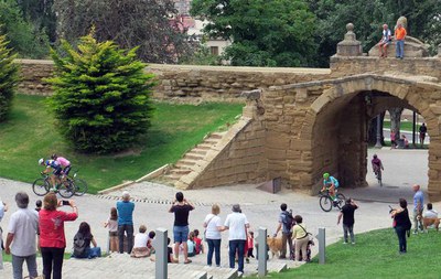 Els corredors han creuat per la Porta del Lleó per accedir a la darrera ascensió a la Seu Vella.