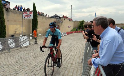 L'alcalde ha esperat a la línia de meta l'arribada dels corredors.
