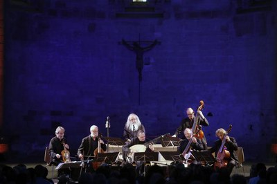 Un moment de l'actuació que ha tingut lloc aquest vespre per commemorar el centenari de la declaració de la Seu Vella com a Monument Nacional.