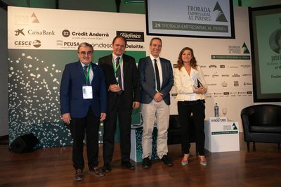 El paer en cap, Àngel Ros, amb els ponents de la taula "Perspectives de l'economia catalana: el paisatge després de la batalla"..