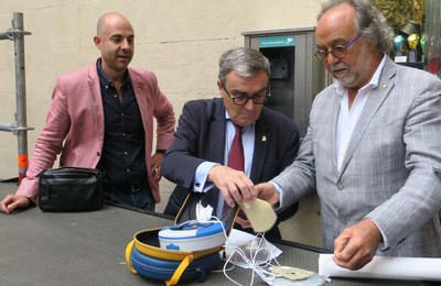 La Paeria instal·la dos nous desfibril·ladors a l’OMAC i FeSalut. A la imatge, un dels aparells que es va instal·lar al maig passat a la plaça de la ….